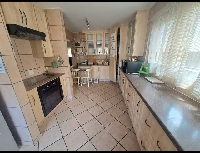 3 BEDROOM TOWNHOUSE TO LET IN ARCON PARK